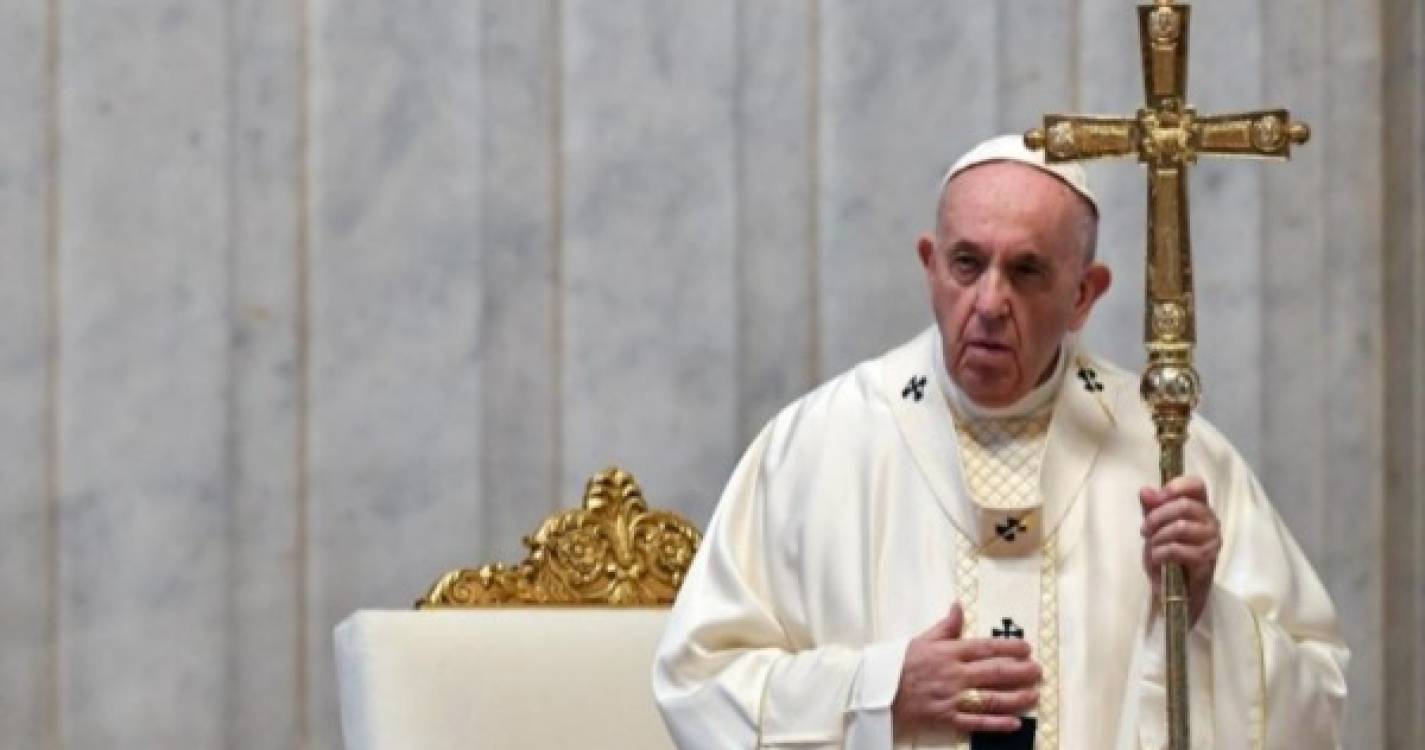 Papa lamenta que o acusem de heresia, defende emigração e saúda mulheres