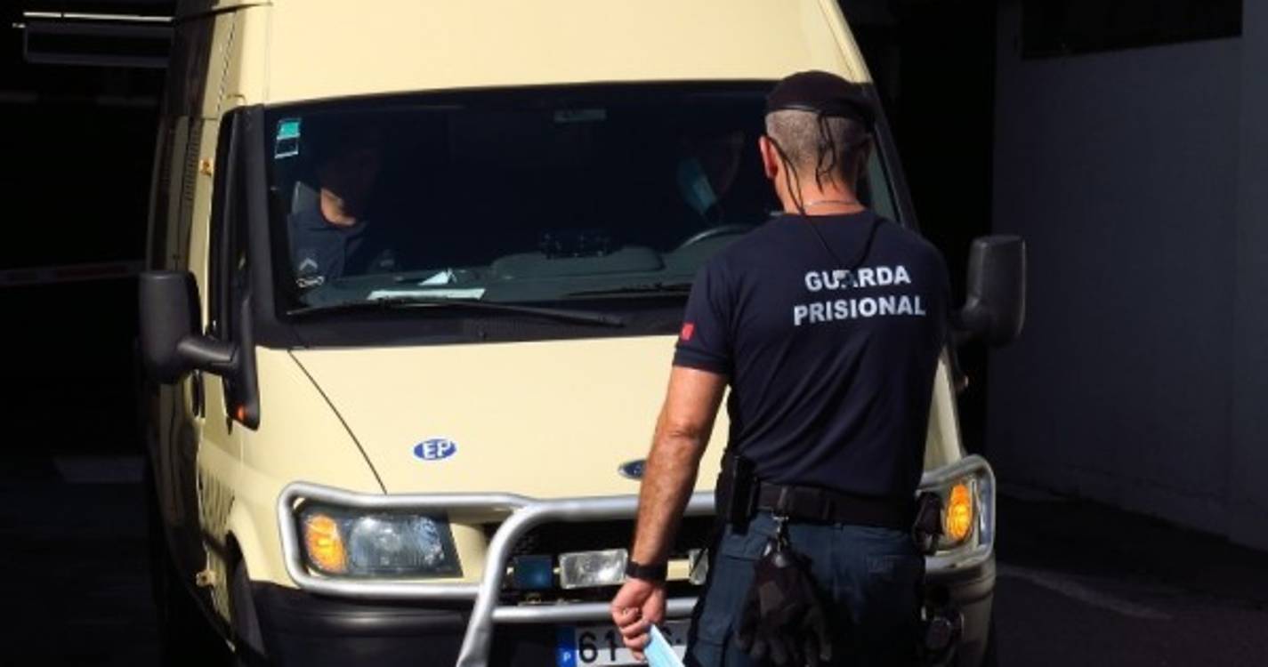 Jovem acusado de tentar matar irmão condenado a cinco anos de prisão com pena suspensa