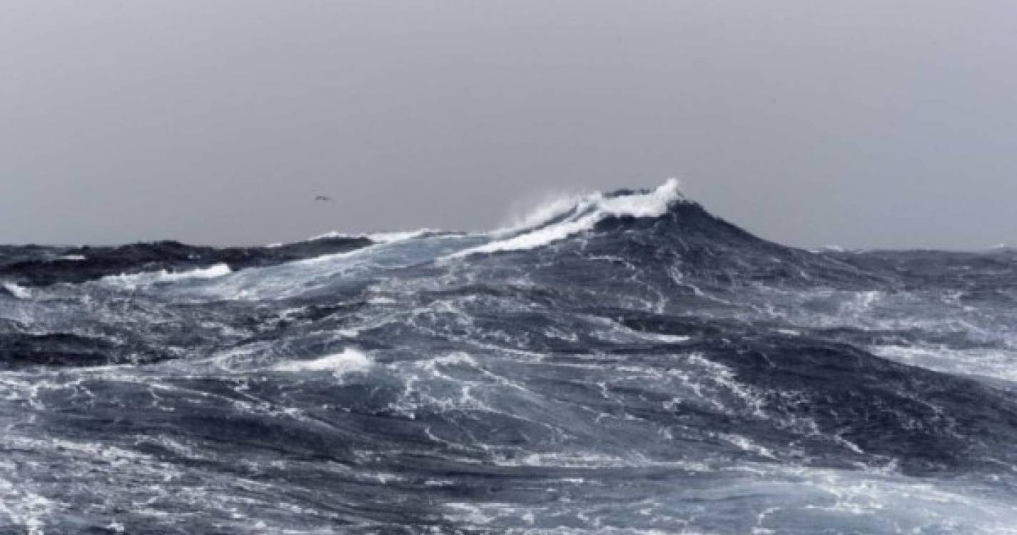 Capitania emite aviso de agitação marítima forte para amanhã