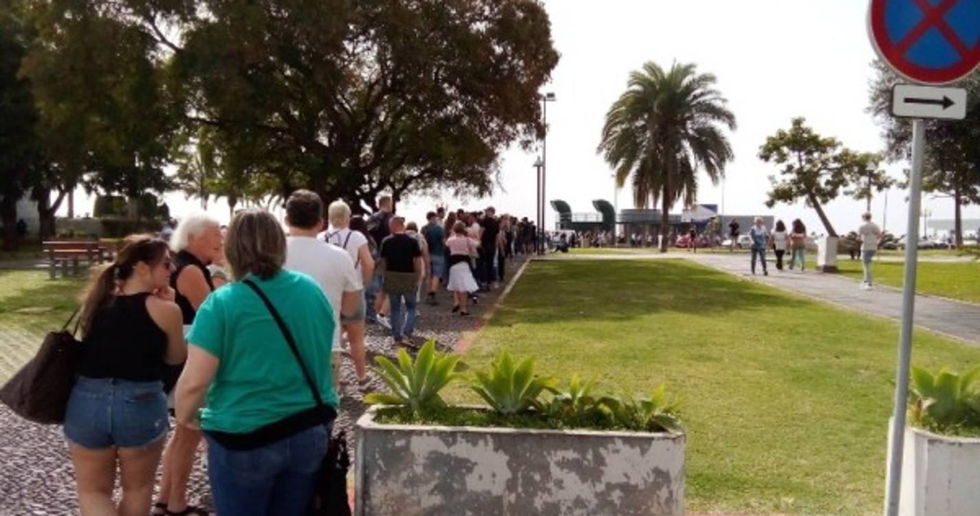 Fila para os teleféricos do Funchal ‘invade’ Jardim do Almirante Reis