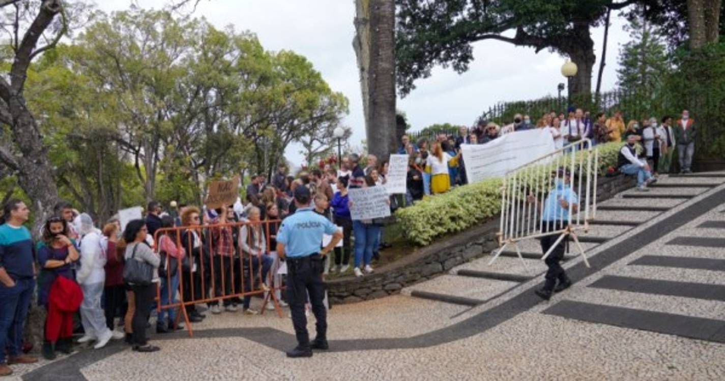 &#34;O governo não recua um milímetro&#34;, responde Albuquerque aos manifestantes
