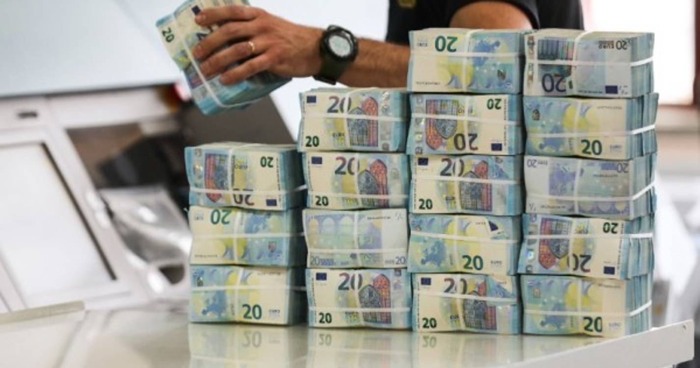 Euro desvaloriza e cai para barreira dos 1,04 dólares