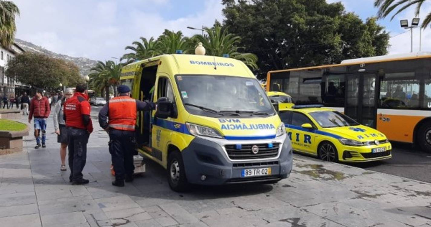 Turista sentiu-se mal e está a ser assistido junto à Assembleia