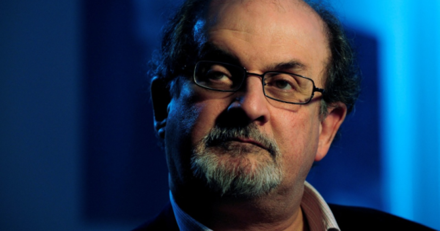 Agressor de Rushdie acusa-o de atacar Islão e nega contacto com Irão