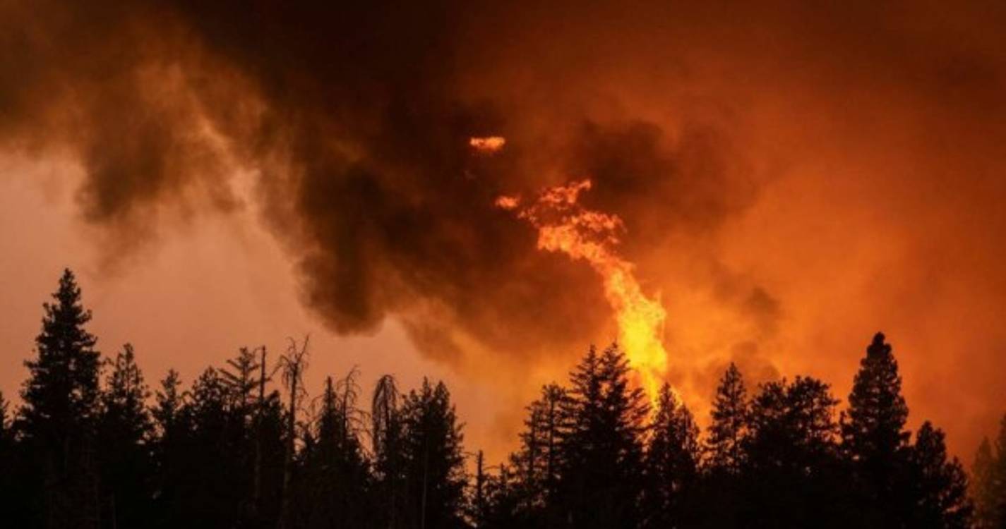 Mais de 2.500 bombeiros combatem "incêndio explosivo" na Califórnia