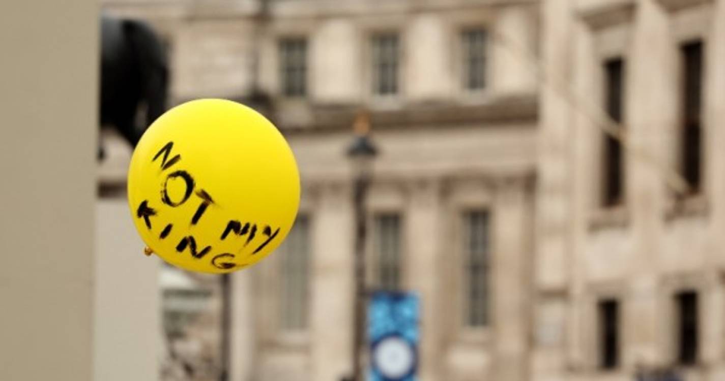 Reino Unido: Líder de movimento antimonárquico libertado em Londres