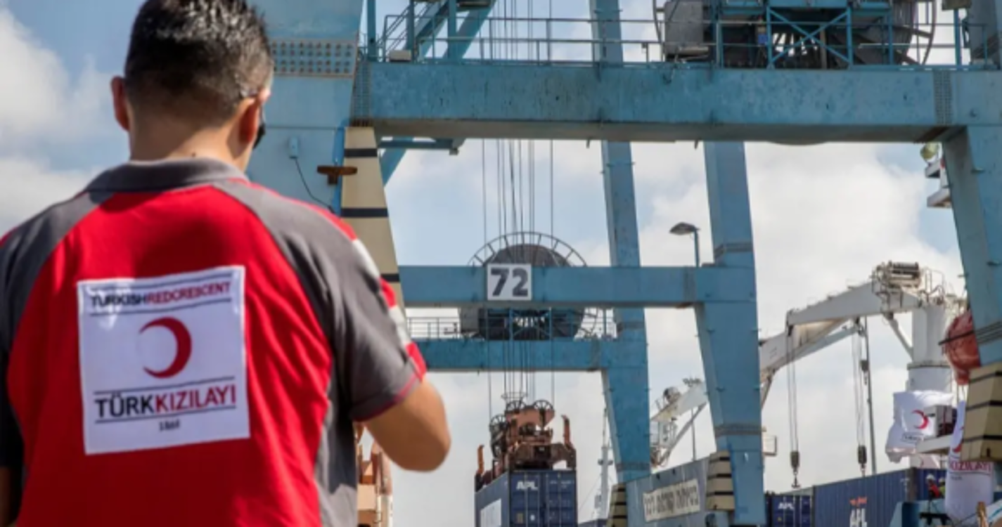 Primeiro navio com hospitais de campanha para Gaza chega ao Egito