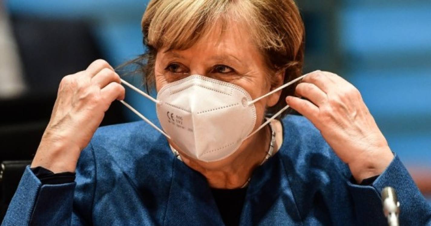 Covid-19: Merkel lamenta as 100 mil mortes na Alemanha e pede mais restrições