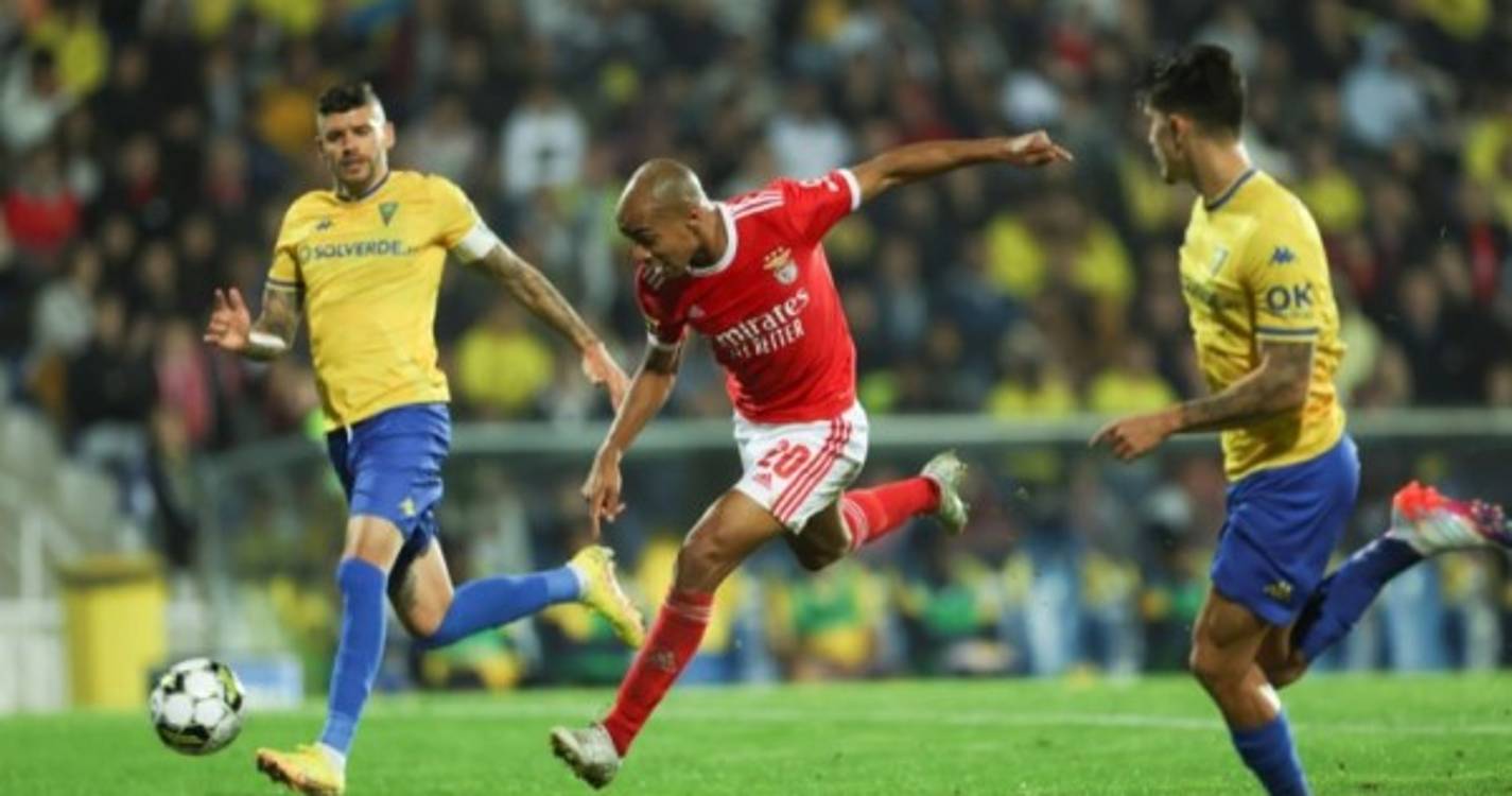 Benfica cimenta liderança com 'chapa 5'