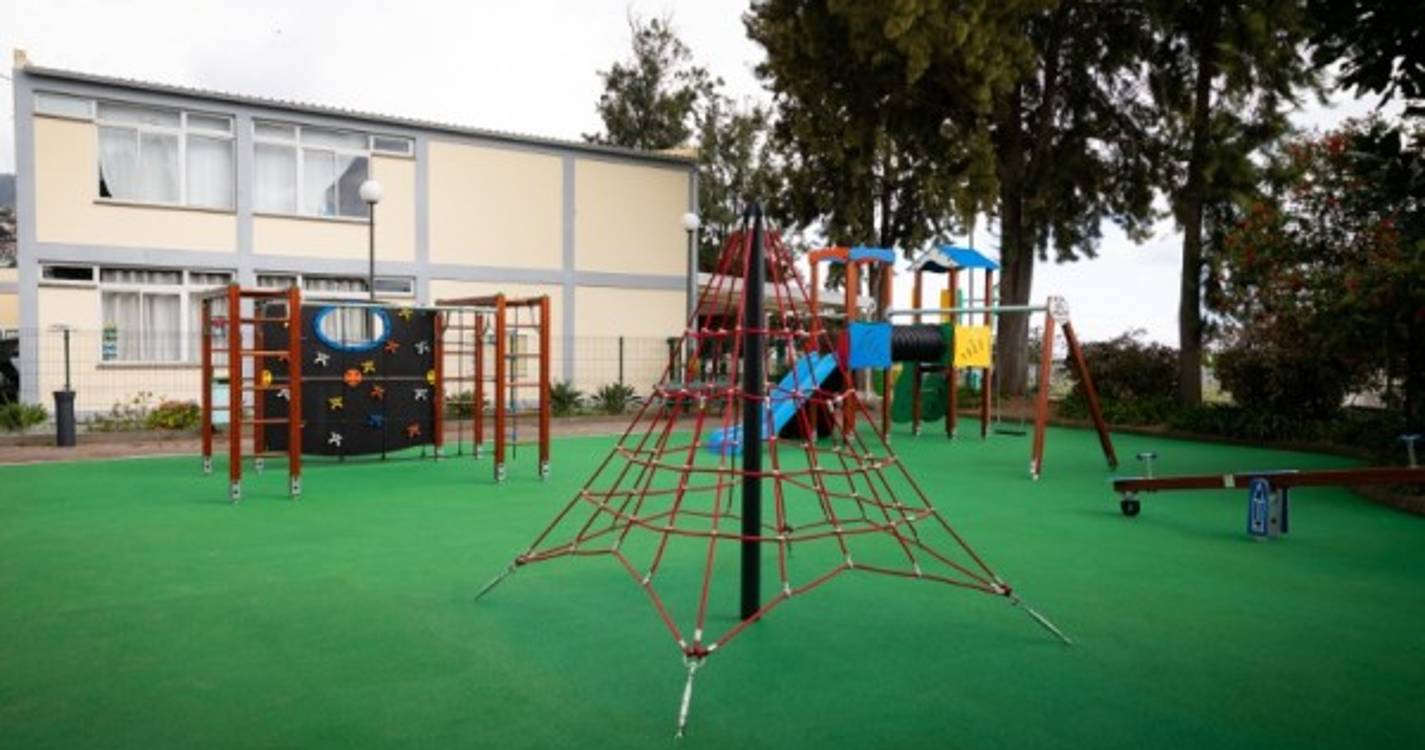 Câmara do Funchal reabilita parques infantis da Escola do Lombo Segundo em São Roque