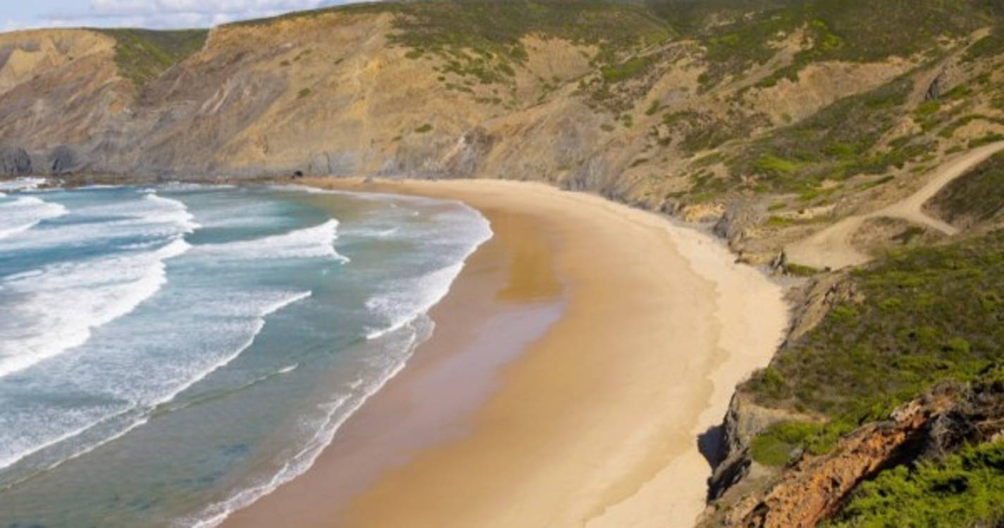 Recolhido em praia corpo que poderá ser banhista desaparecido em Aljezur
