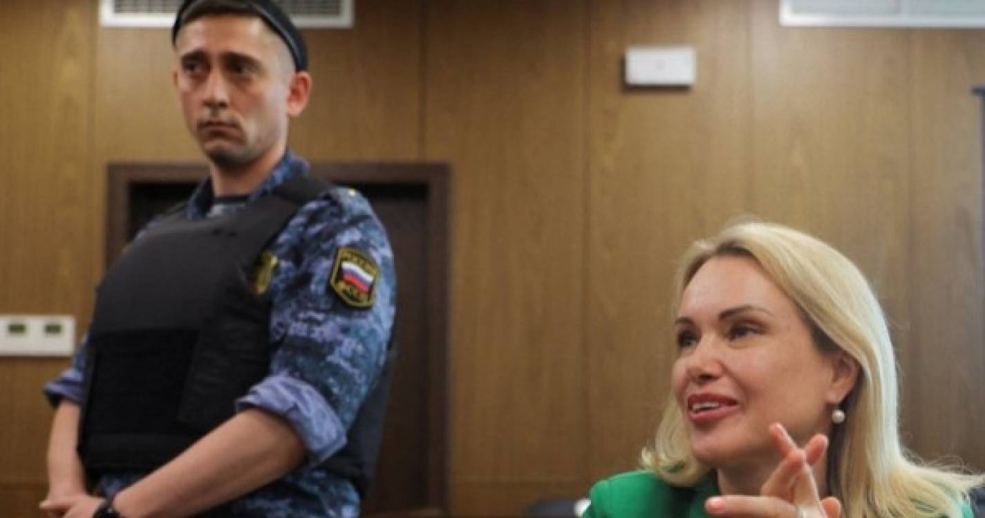 Ucrânia: Prisão domiciliária para a jornalista russa que se opõe à ofensiva militar