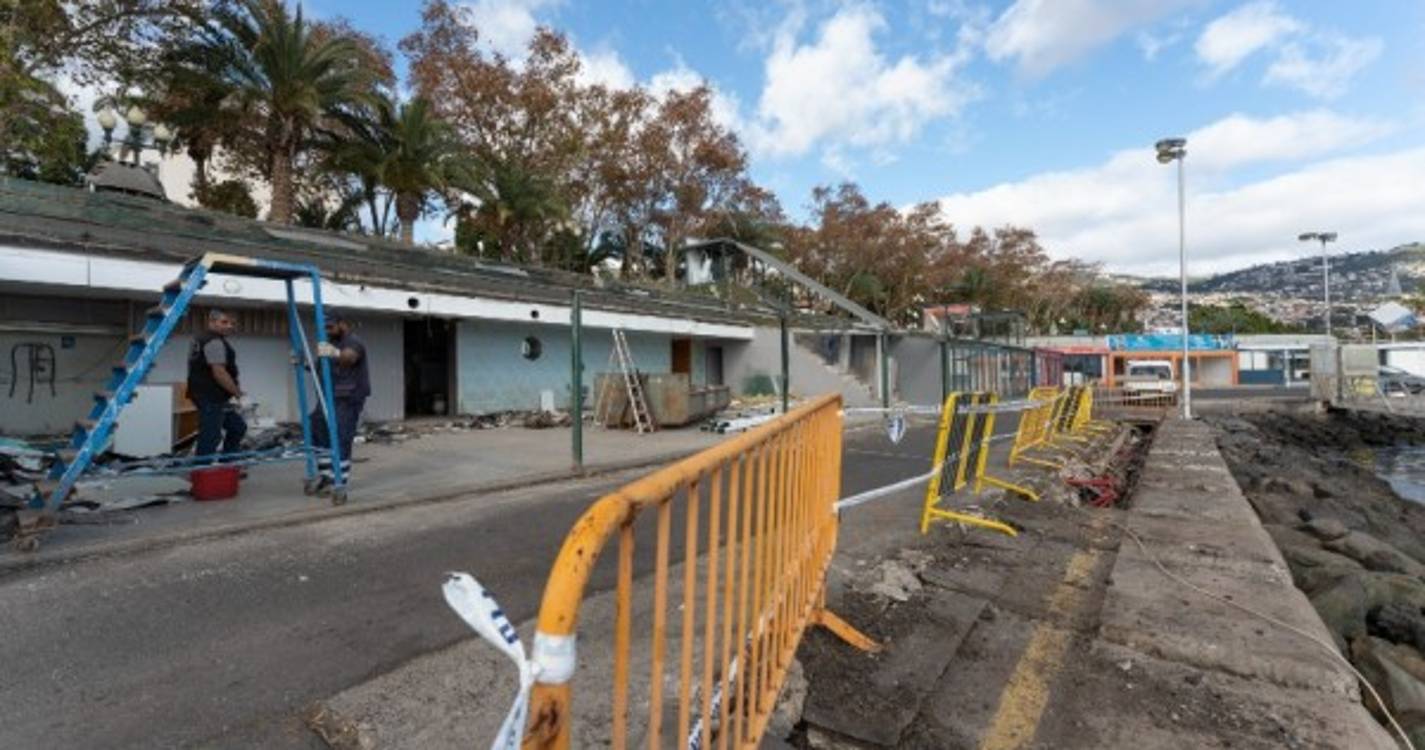 Veja como está a decorrer a demolição das estruturas da Marina do Funchal (com fotos)
