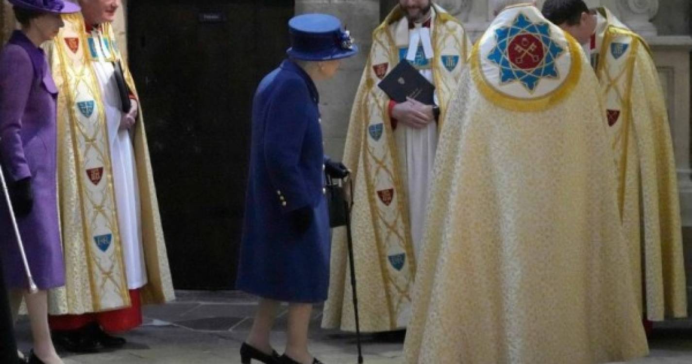 Rainha Isabel II, de 95 anos, usa pela primeira vez bengala em ato público