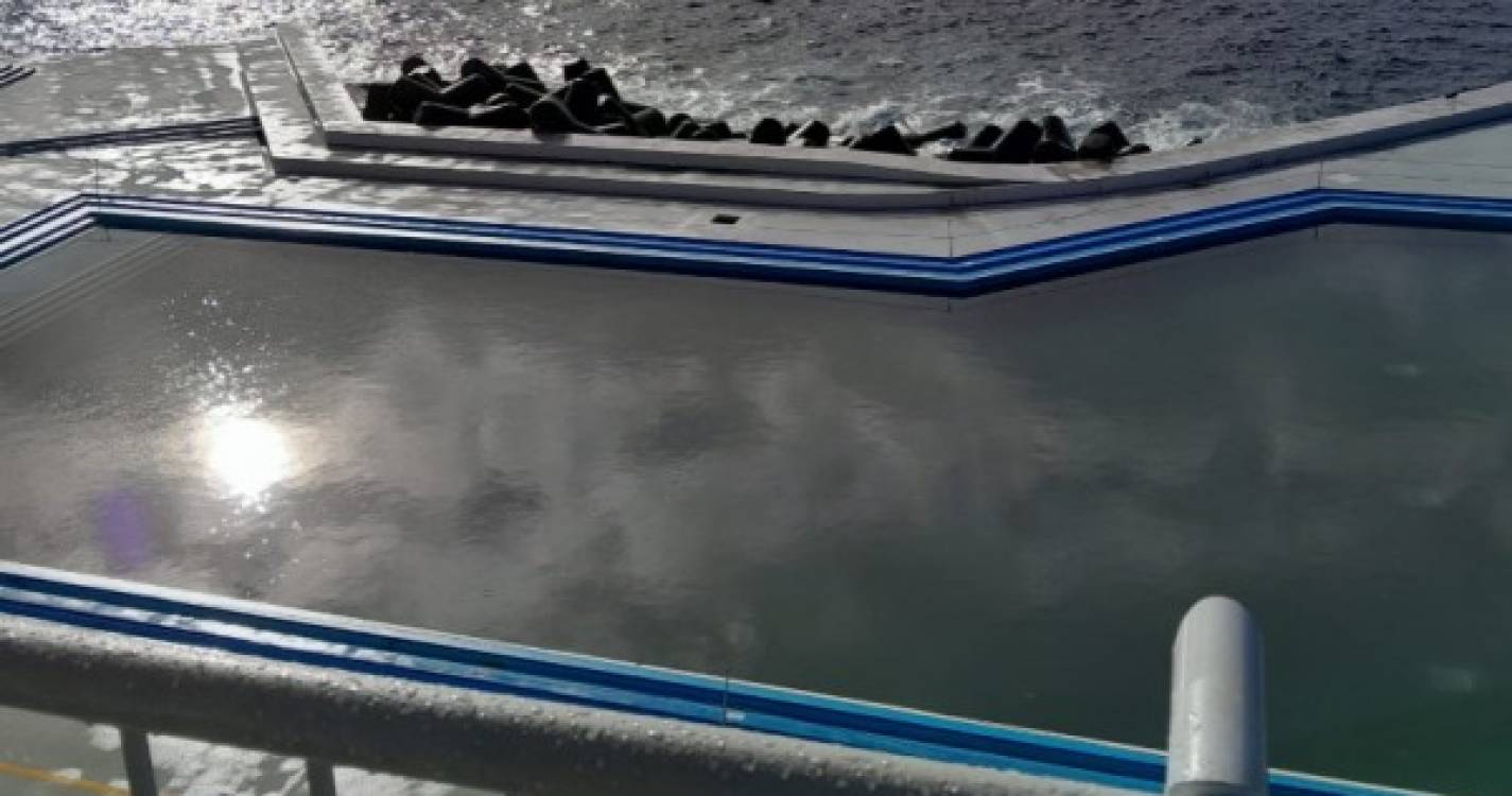Complexos balneares do Funchal encerrados para limpeza dos detritos deixados pelo temporal (com fotos)