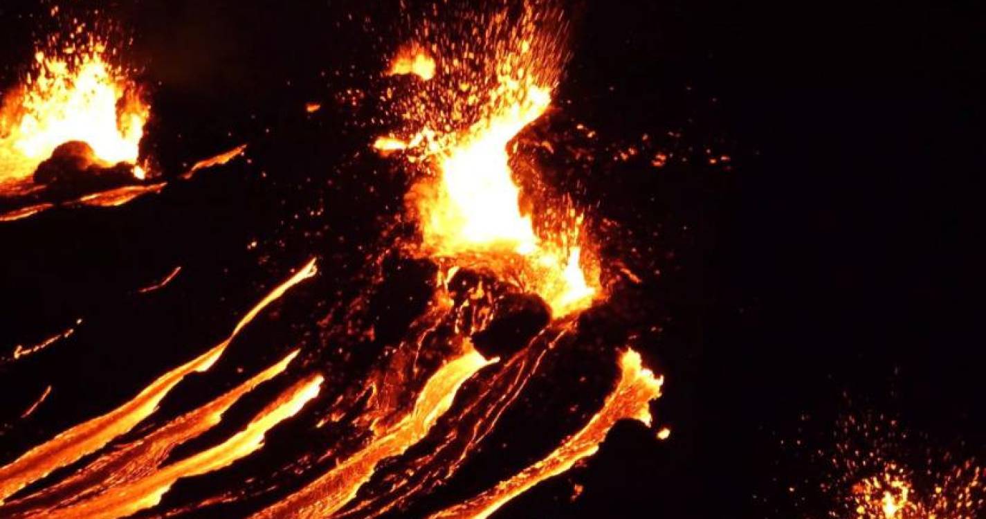 Vulcão Marapi na Indonésia entra em erupção lançando plumas de cinza