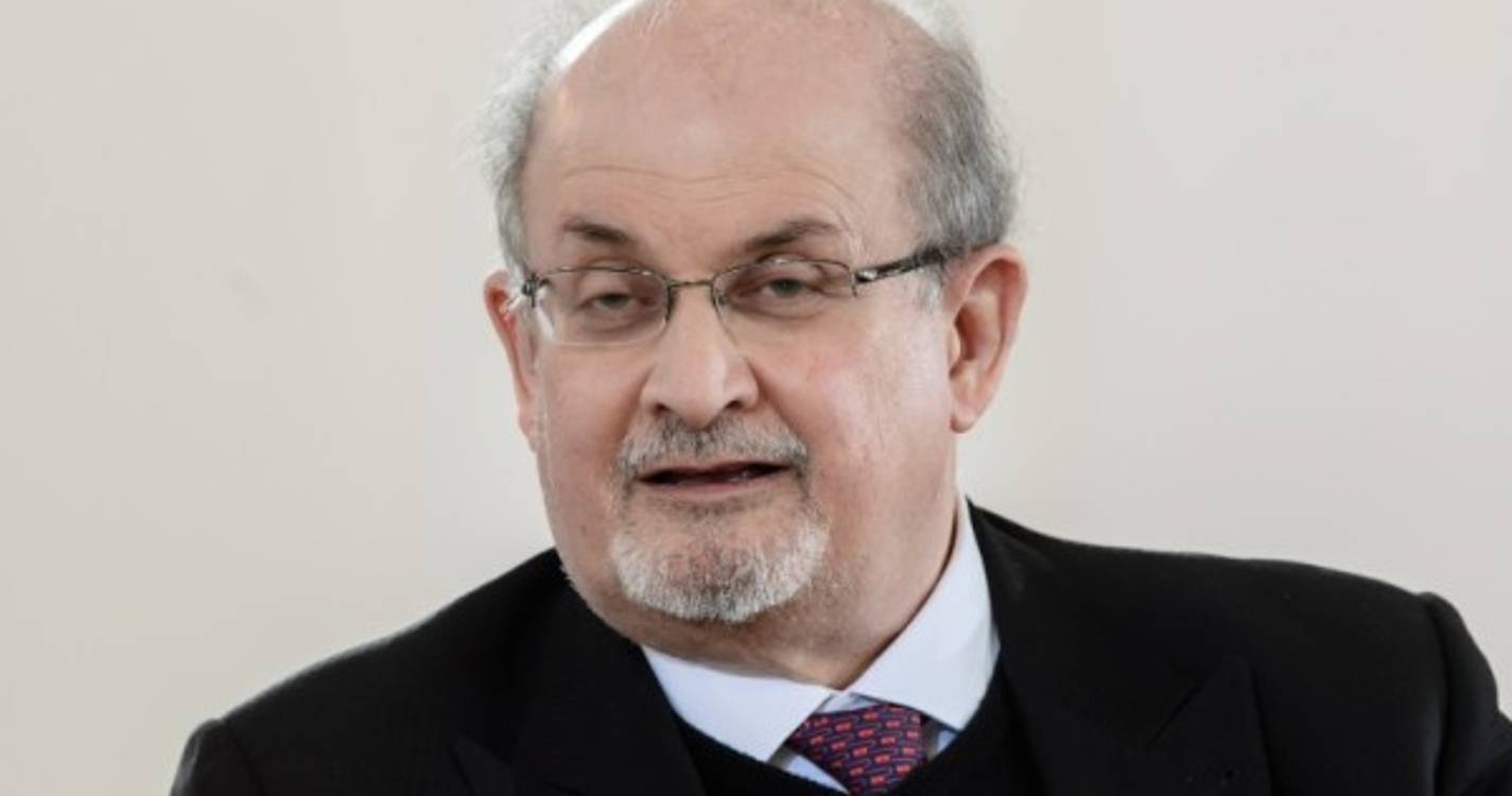 Atacante de Salman Rushdie elogiado pela imprensa conservadora do Irão