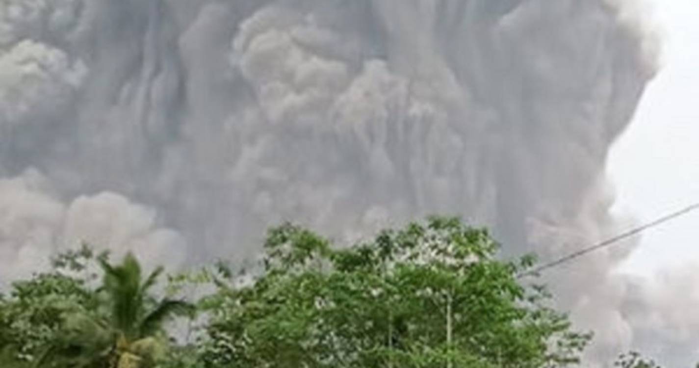 Milhares de pessoas fogem da erupção do vulcão indonésio Semeru