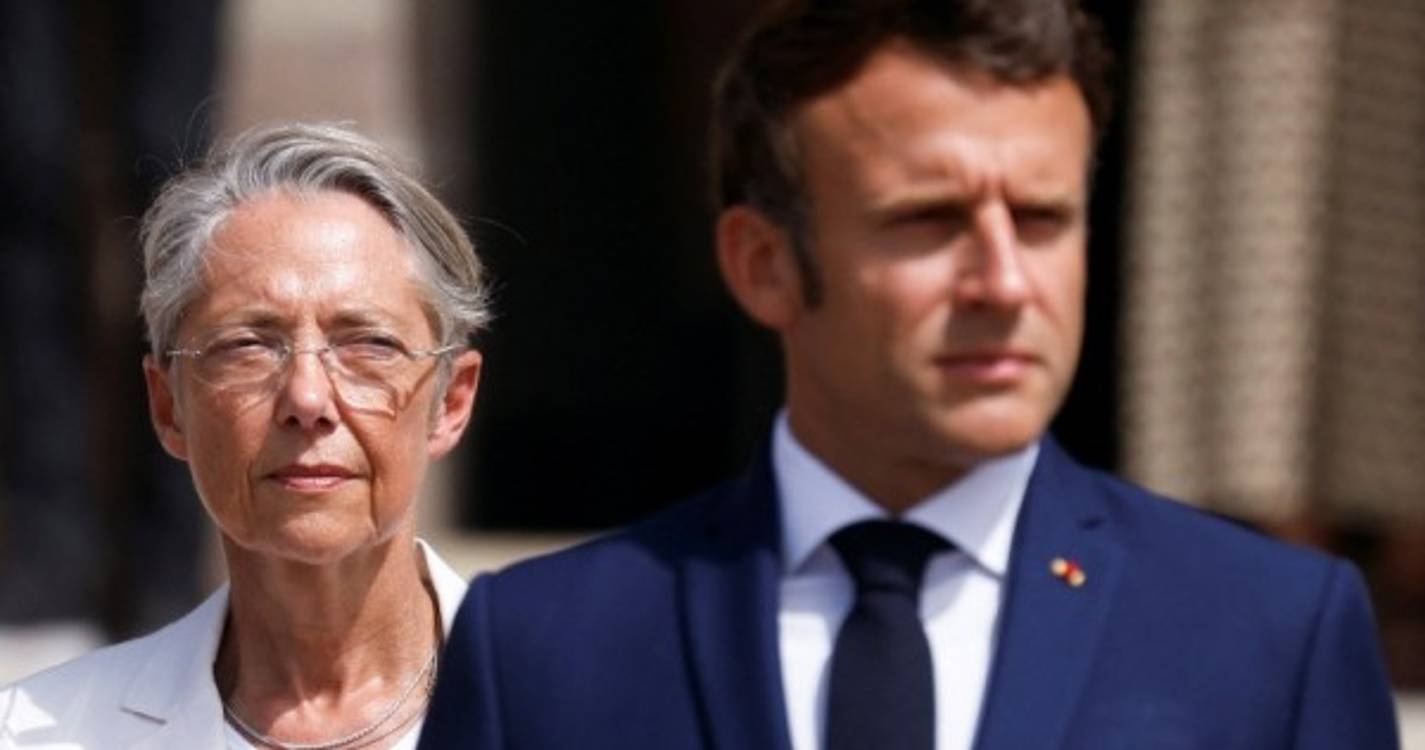 Primeira-ministra francesa pediu demissão mas Macron não aceitou