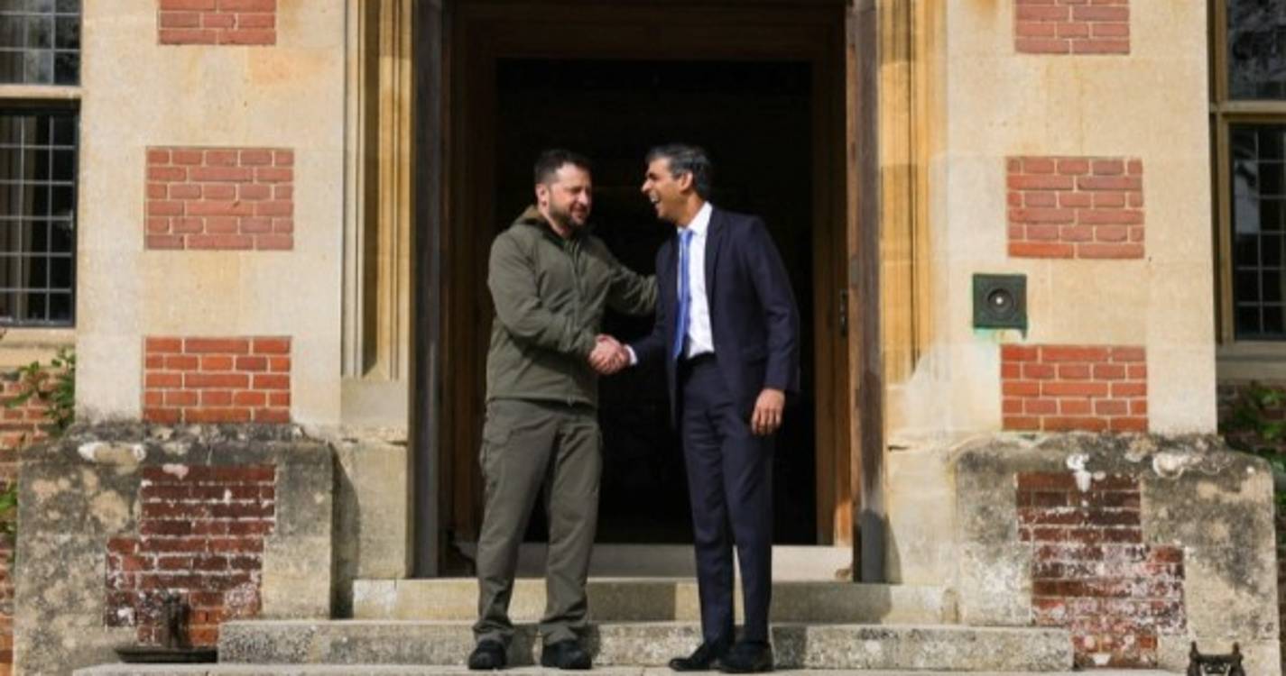 Ucrânia: Sunak promete a Zelensky apoio militar britânico a longo prazo