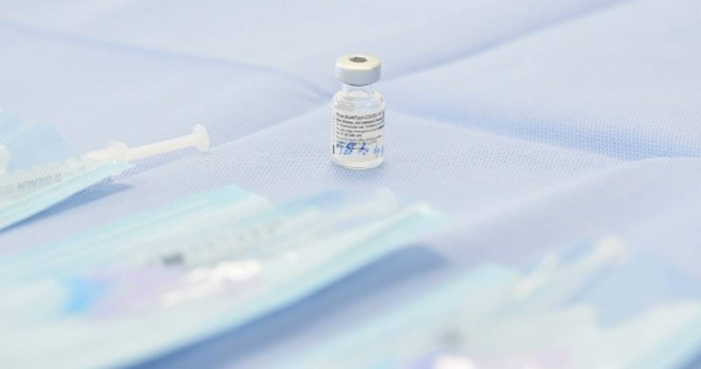 Farmacêuticos, guardas prisionais e dentistas privados são hoje vacinados na Madeira