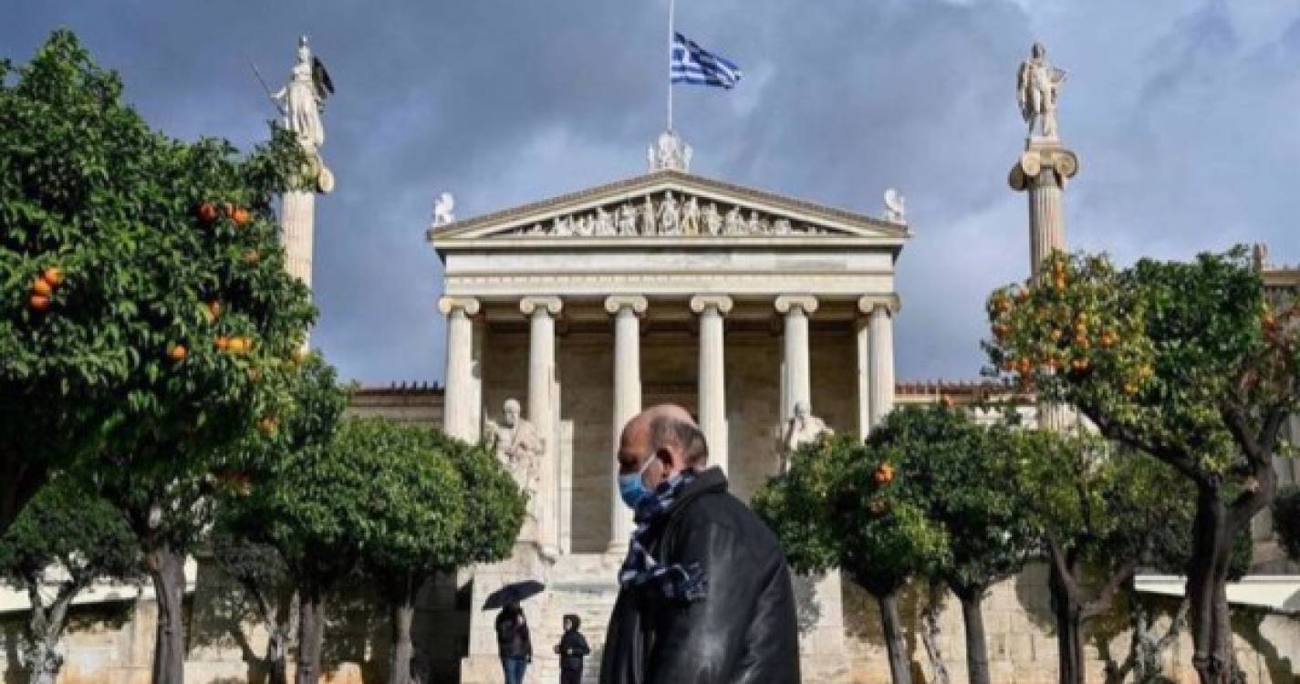 Covid-19: Grécia começa a multar pessoas com mais de 60 anos que não estejam vacinadas