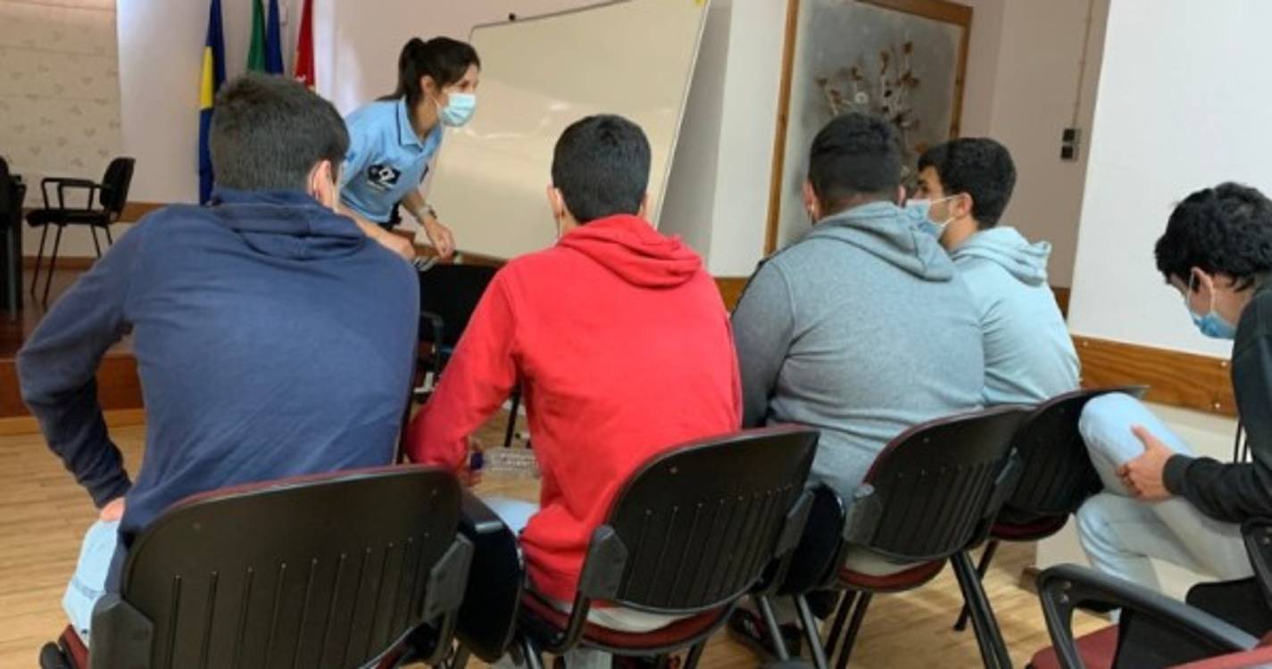 Agentes da PSP em ação de sensibilização sobre ‘Drogas e álcool’ na escola de São Vicente