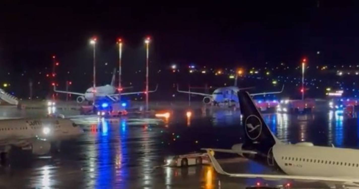 Homem armado entra com carro dentro de aeroporto na Alemanha aos tiros e com crianças