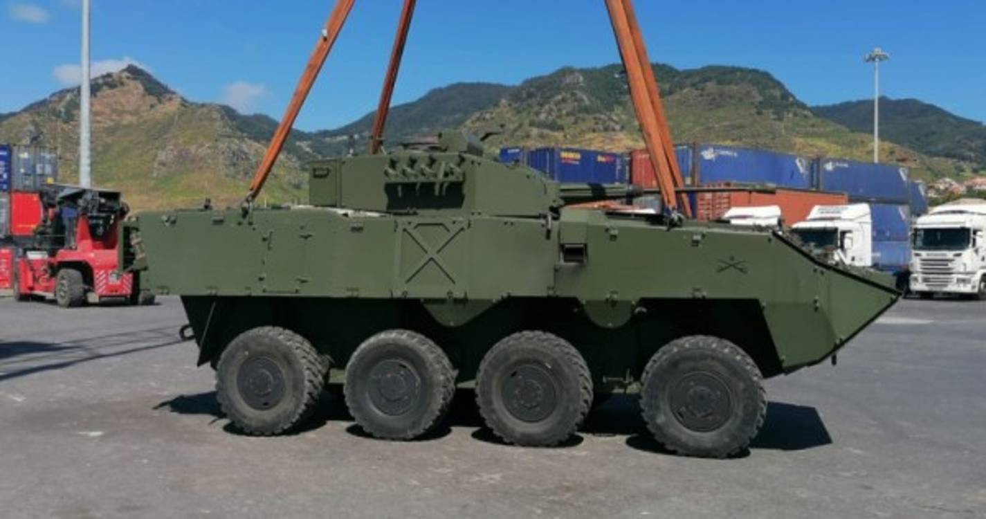 Tanques e viaturas militares desembarcam na Madeira (com fotos)