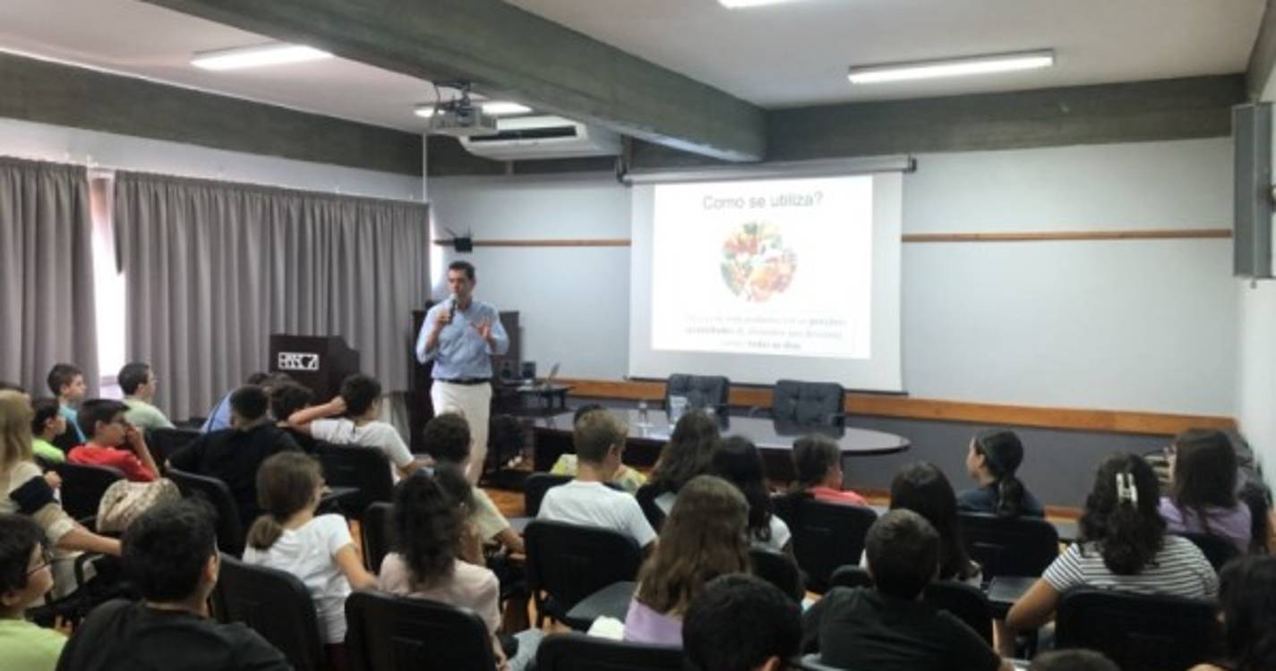 Nutricionista Bruno Sousa deu palestra sobre alimentação saudável na Escola Gonçalves Zarco