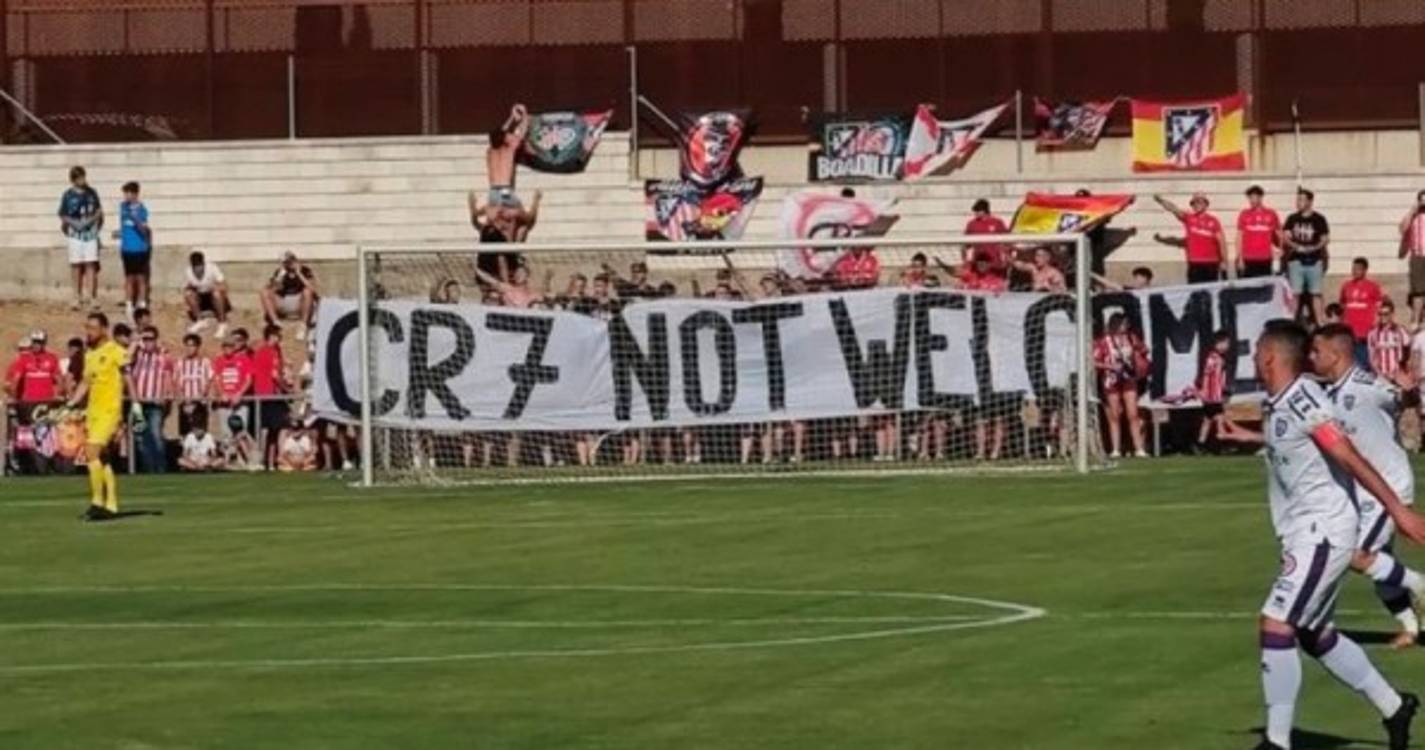 Adeptos do Atlético Madrid exibem tarja: "CR7 não é bem-vindo"