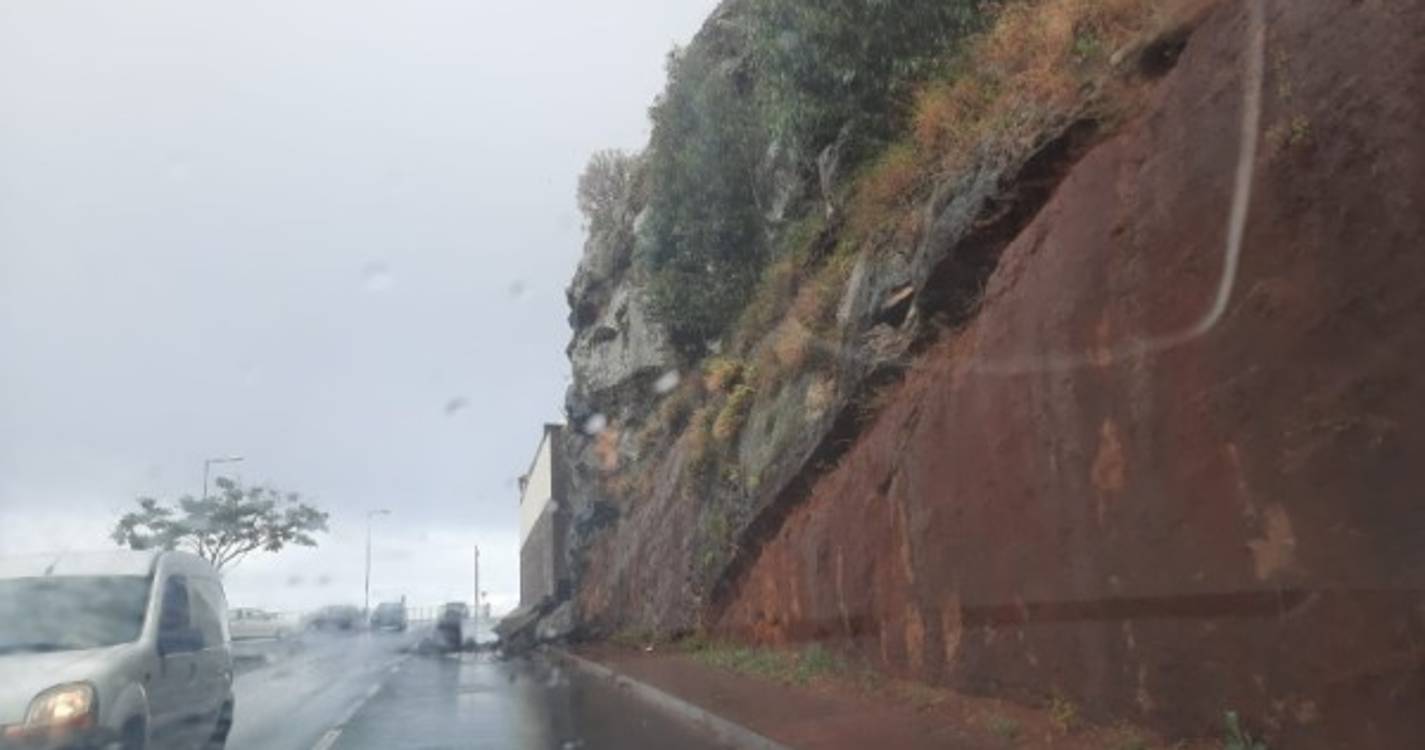 Queda de pedras afeta circulação na Estrada do Garajau