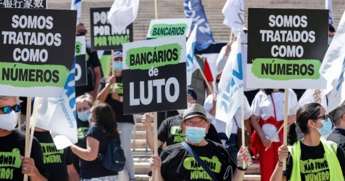 Centenas de bancários manifestam-se junto à AR contra despedimentos
