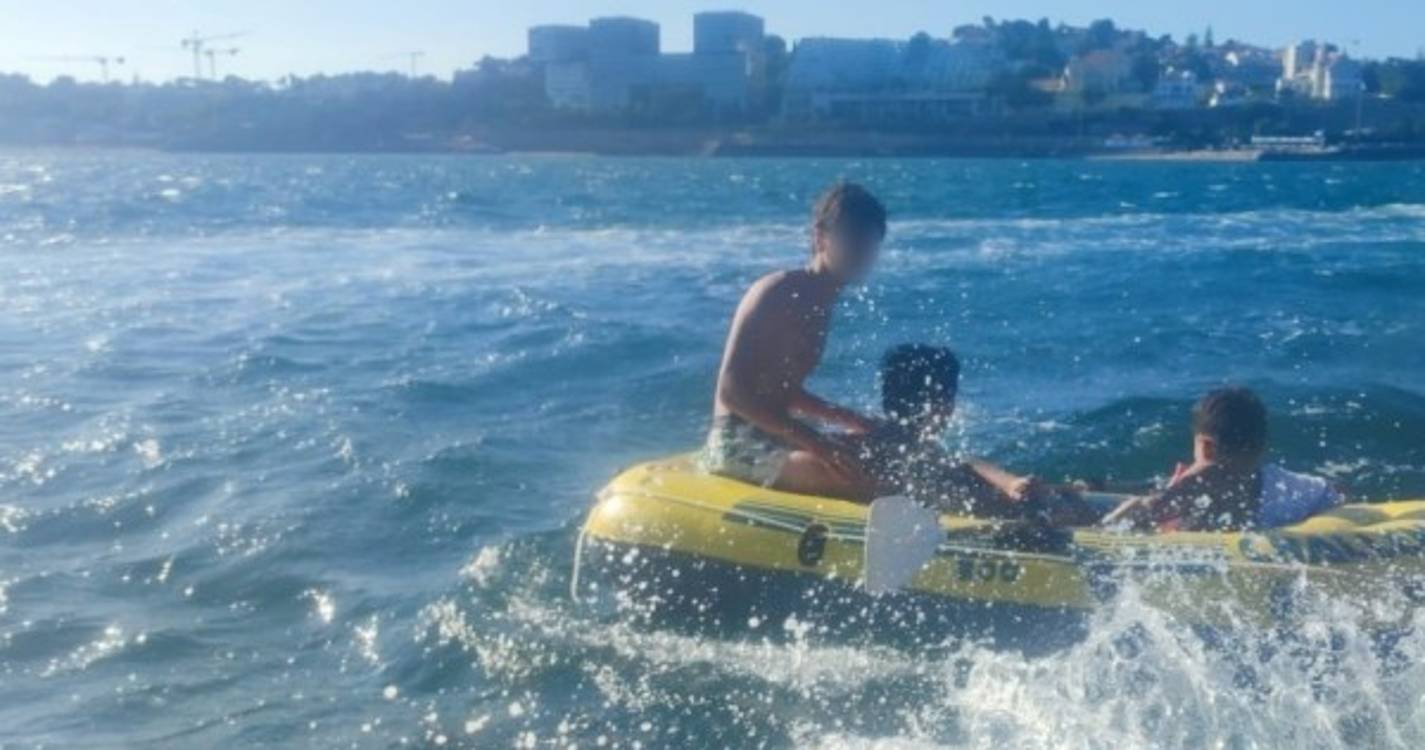 Três jovens à deriva num insuflável resgatados pela Marinha