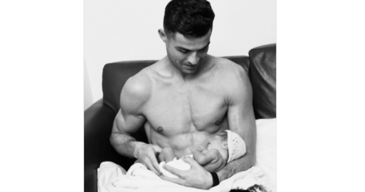 Cristiano Ronaldo partilha fotografia com a filha recém-nascida: &#34;Amor para sempre&#34;