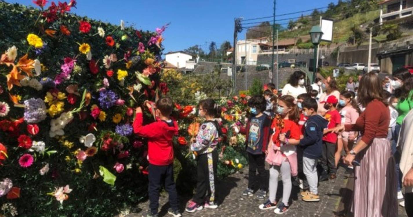 Crianças preenchem mural com flores no Largo da Fonte