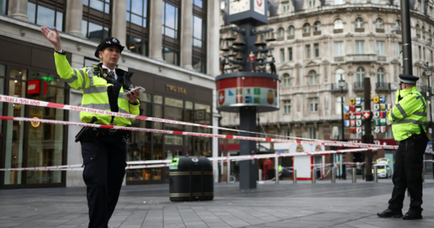 Dois polícias esfaqueados esta manhã em Londres
