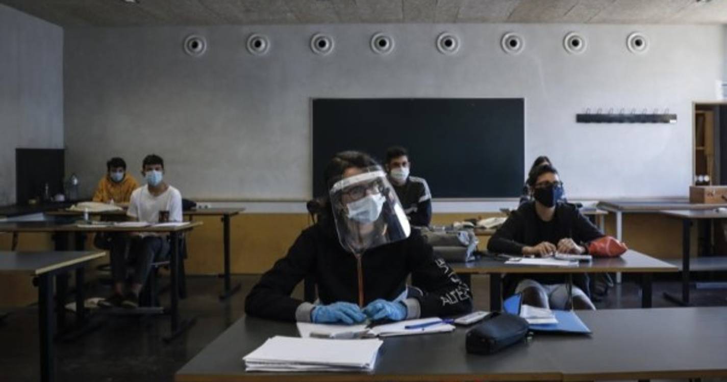 Confinamento com escolas abertas reduz índice de transmissibilidade abaixo de 1