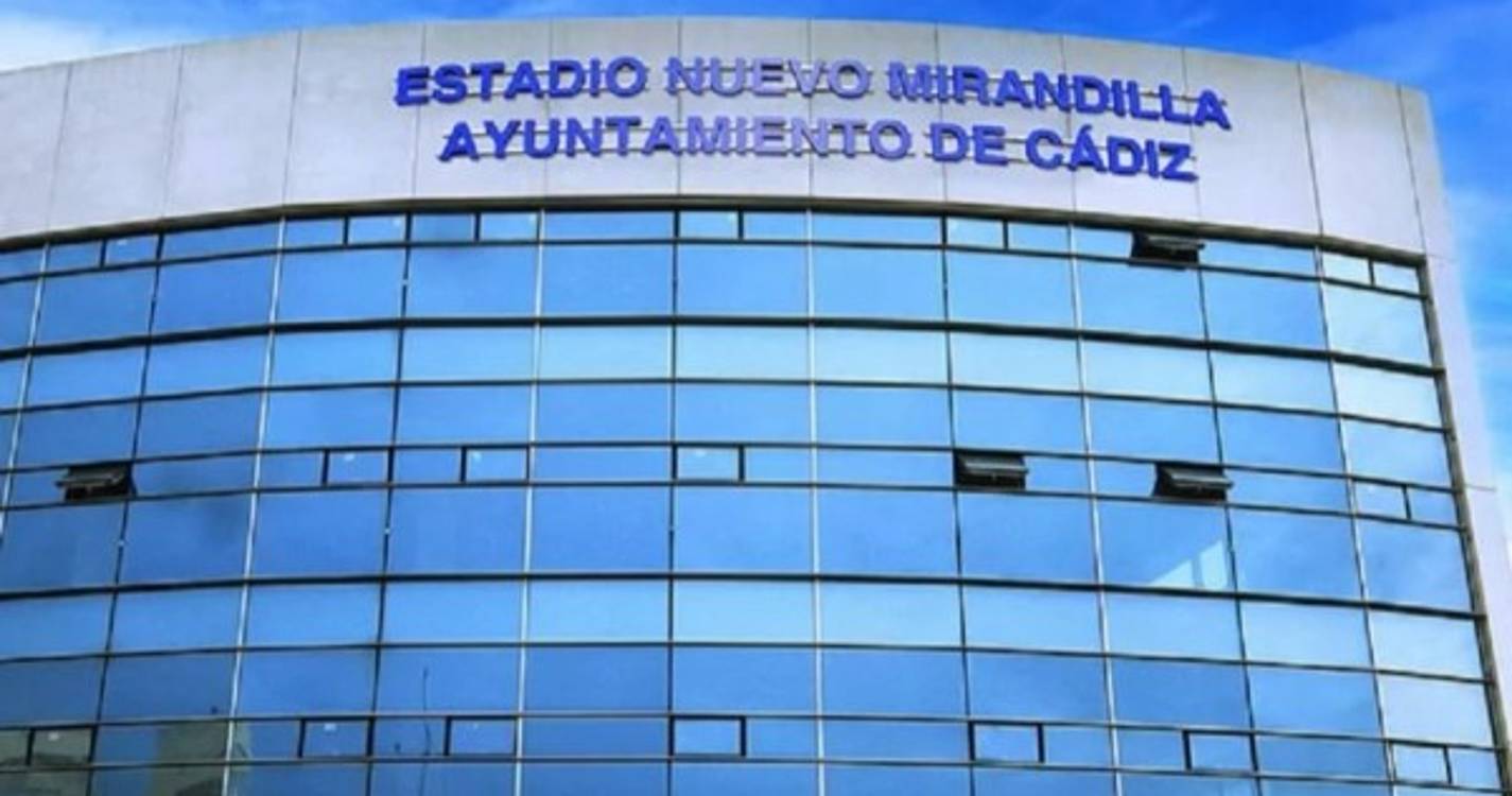 Jogo interrompido em Espanha para prestar assistência médica a adepto