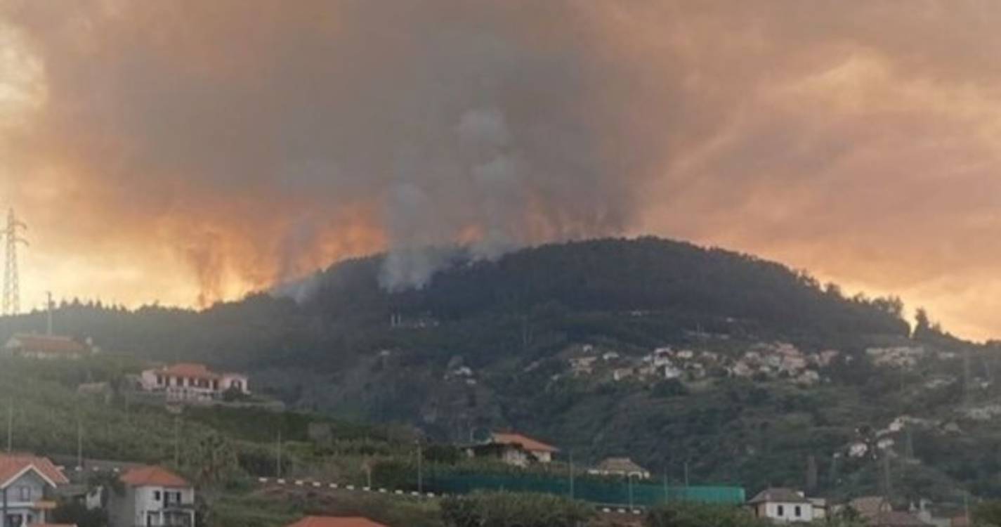 Incêndio no Parque Empresarial da Ribeira Brava mobiliza bombeiros e helicóptero (com vídeo e foto)