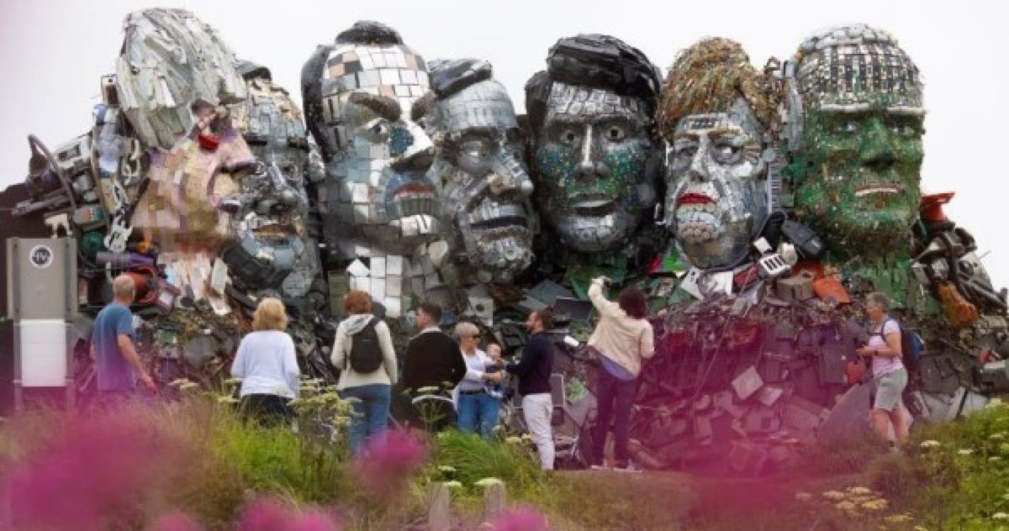 Líderes da Cimeira G7 representados em esculturas feitas de lixo eletrónico