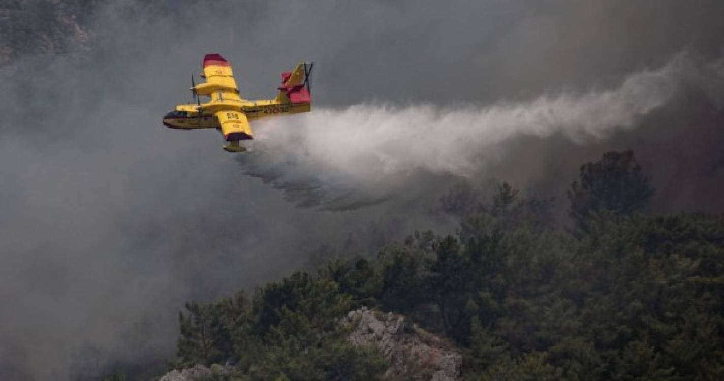 Incêndios: UE envia ajuda a vários países do Mediterrâneo para ajudar a combater chamas