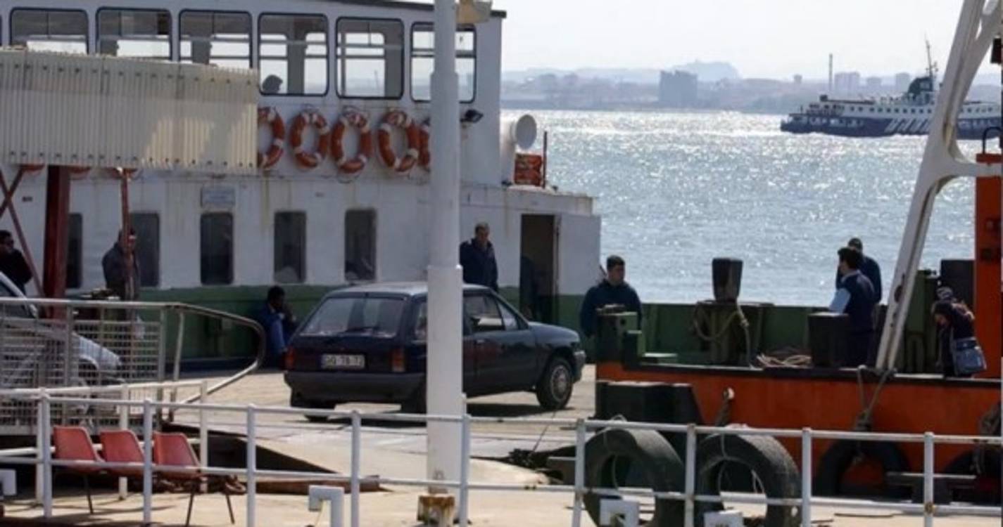 Embarcação de passageiros resgata três homens que naufragaram no rio Tejo