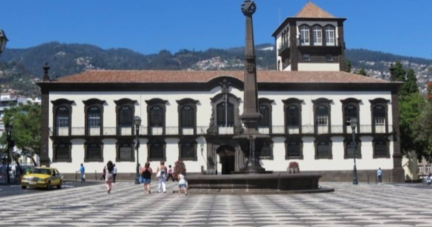 Câmara do Funchal atualiza vencimentos das carreiras de técnico superior e de assistente técnico