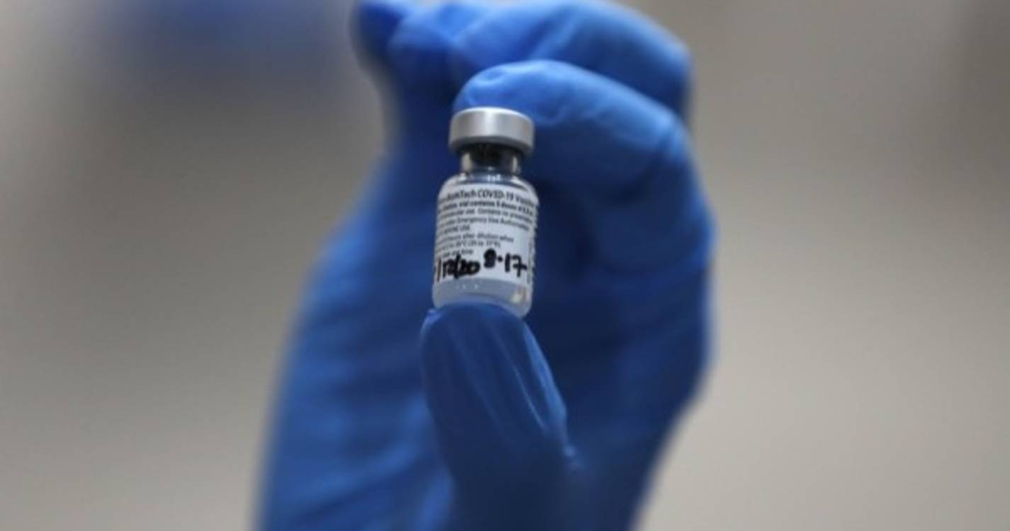 Covid-19:Pfizer-BioNTech iniciam recrutamento para testar vacina contra Ómicron