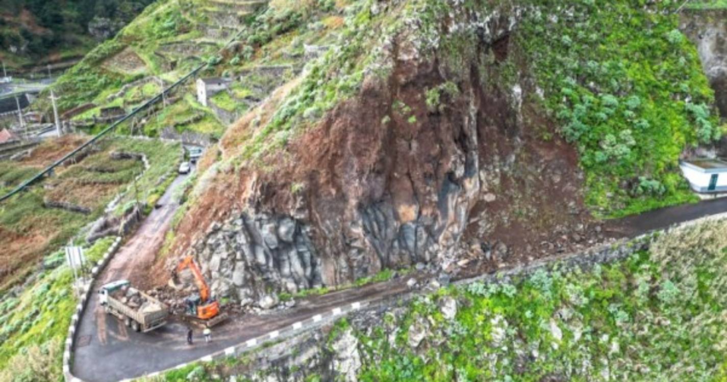Câmara do Porto Moniz promoveu limpeza de escarpas na Ribeira da Janela