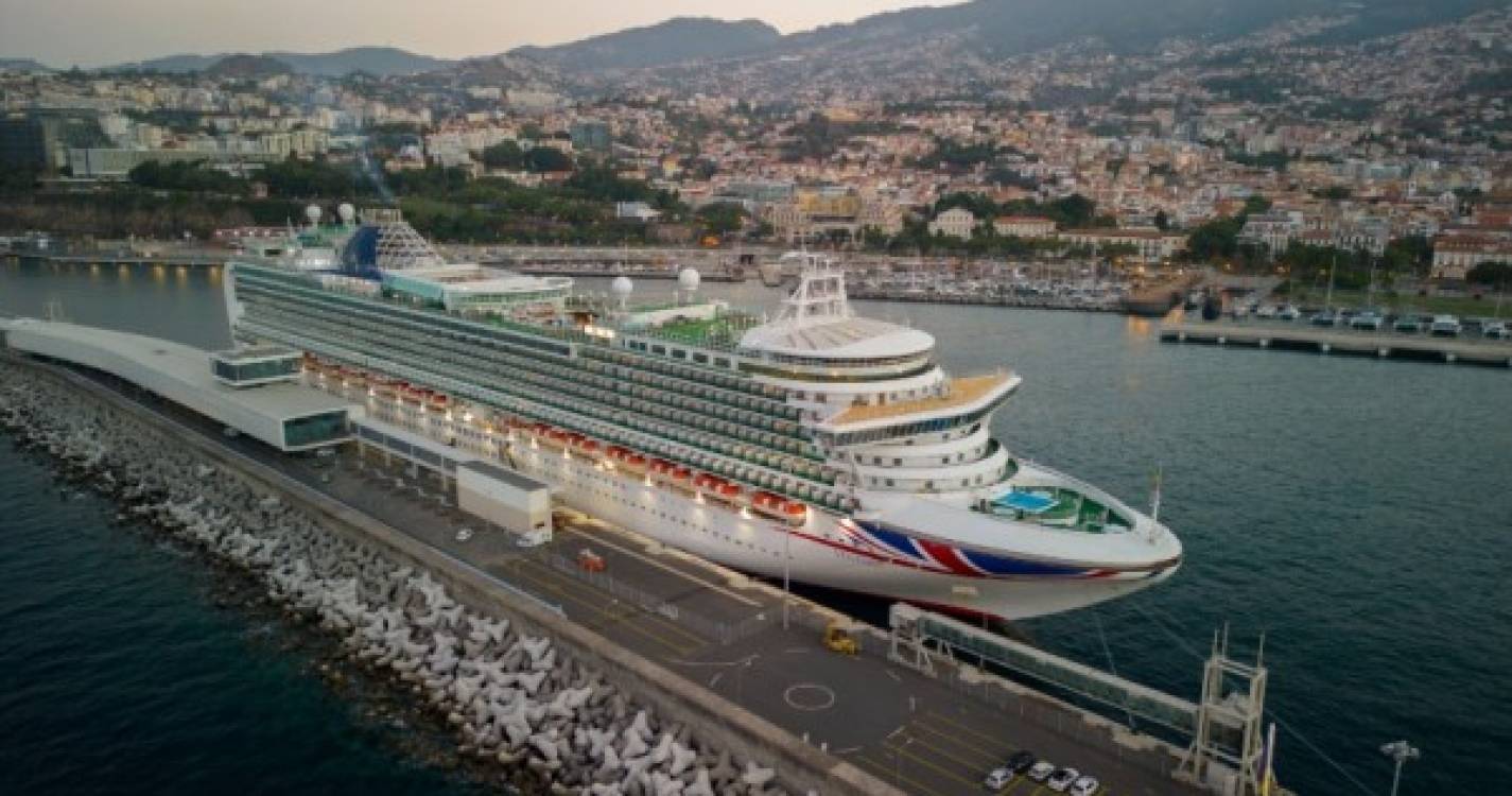 Navio de cruzeiros 'Ventura' embeleza Porto do Funchal naquela que é a última escala do mês (com fotos)