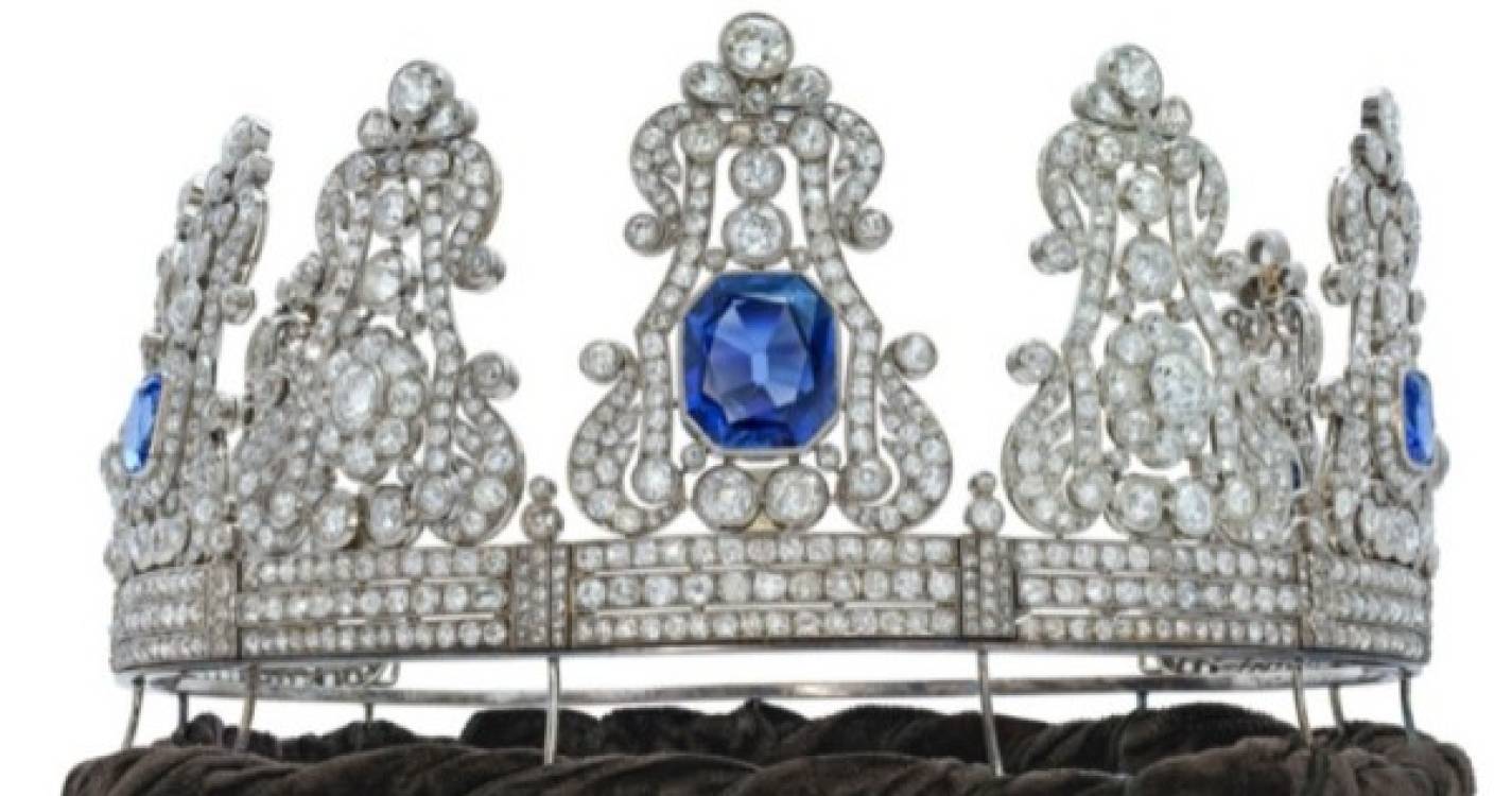 Coroa de diamantes e safiras da rainha Maria II vai hoje a leilão em Genebra