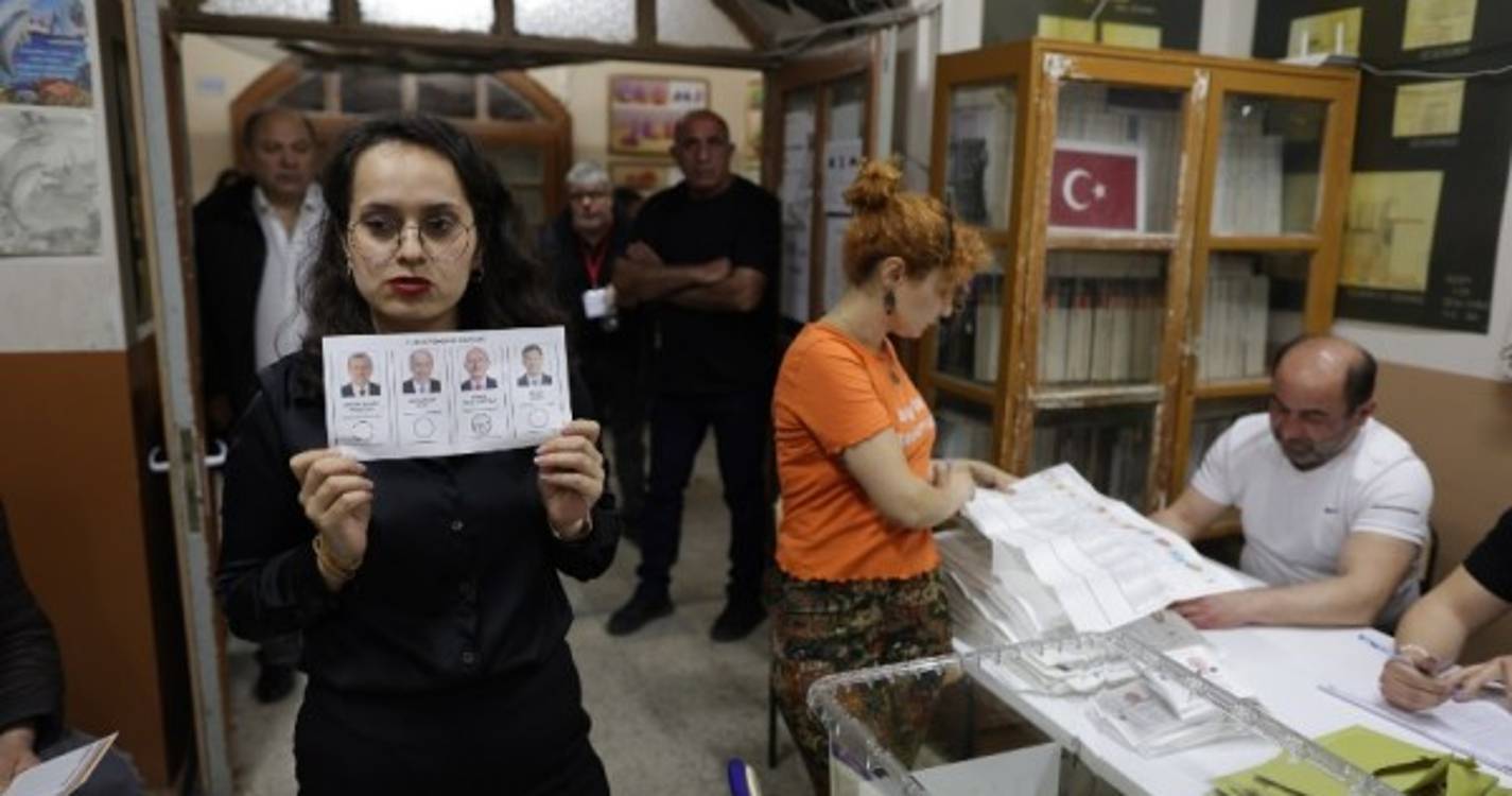 Turquia/Eleições: Candidato da oposição afirma estar "à frente" no escrutínio