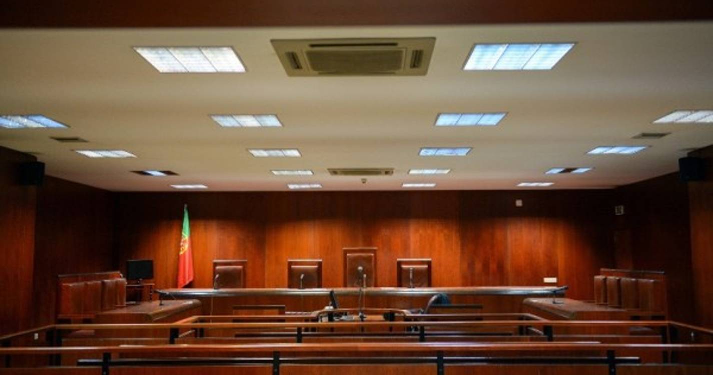 Covid-19: Tribunais abertos só para atos urgentes